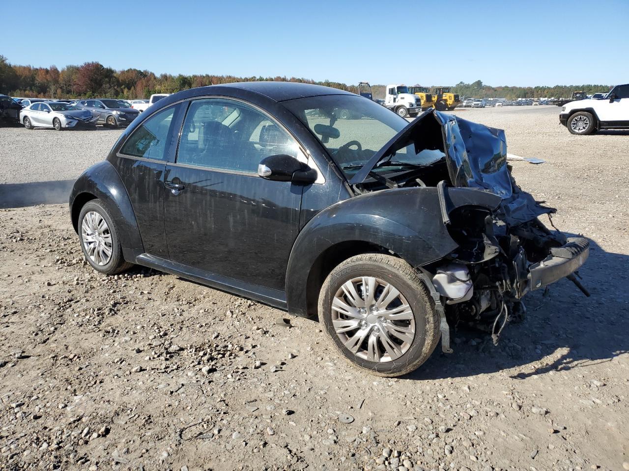 2010 Volkswagen New Beetle - Image 4