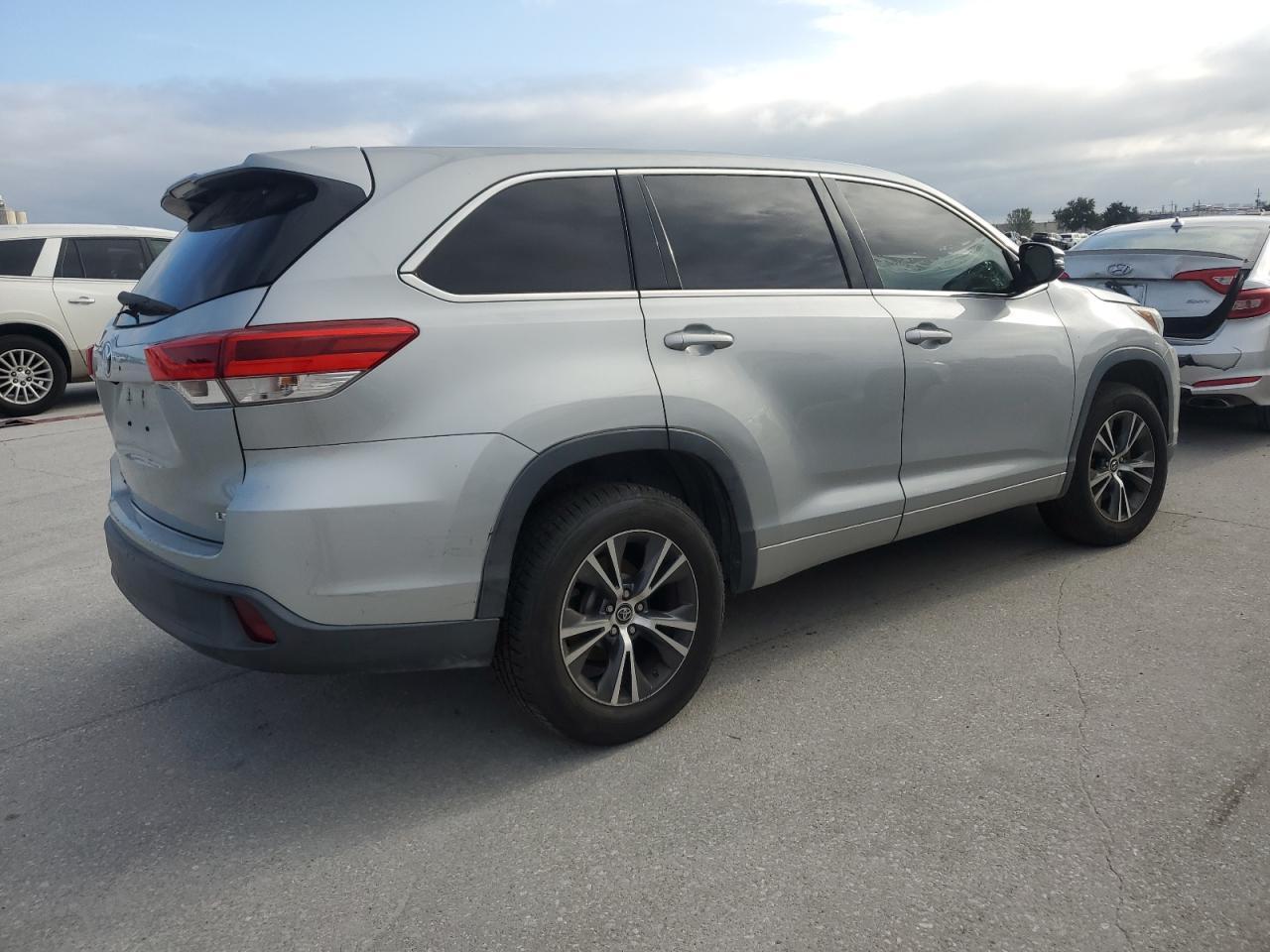 2017 Toyota Highlander Le - Image 3