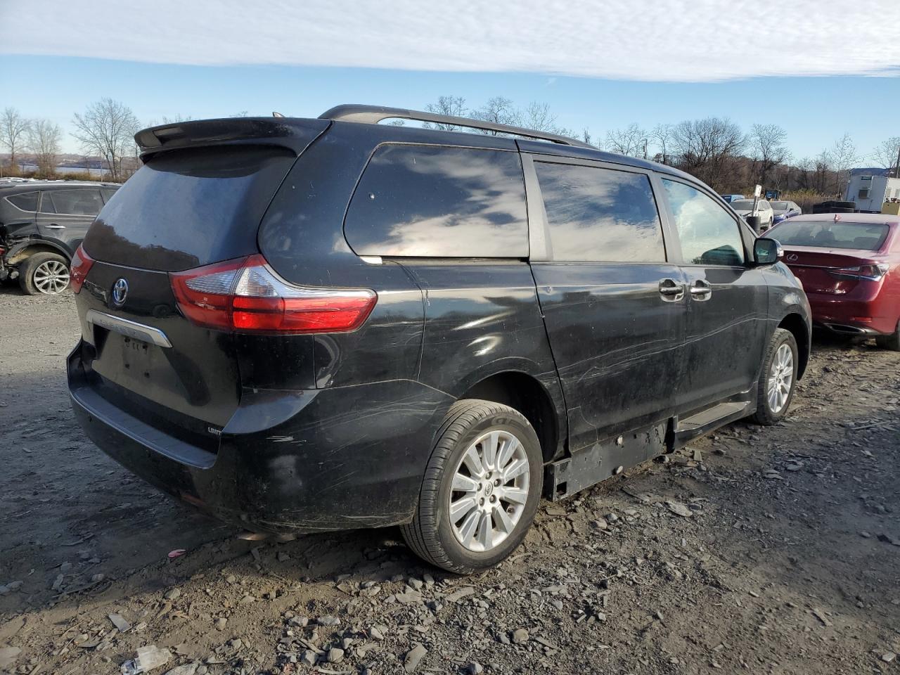2010 Toyota Sienna Xle - Image 3