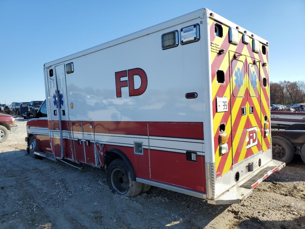 2016 Chevrolet Express G4500 - Image 2