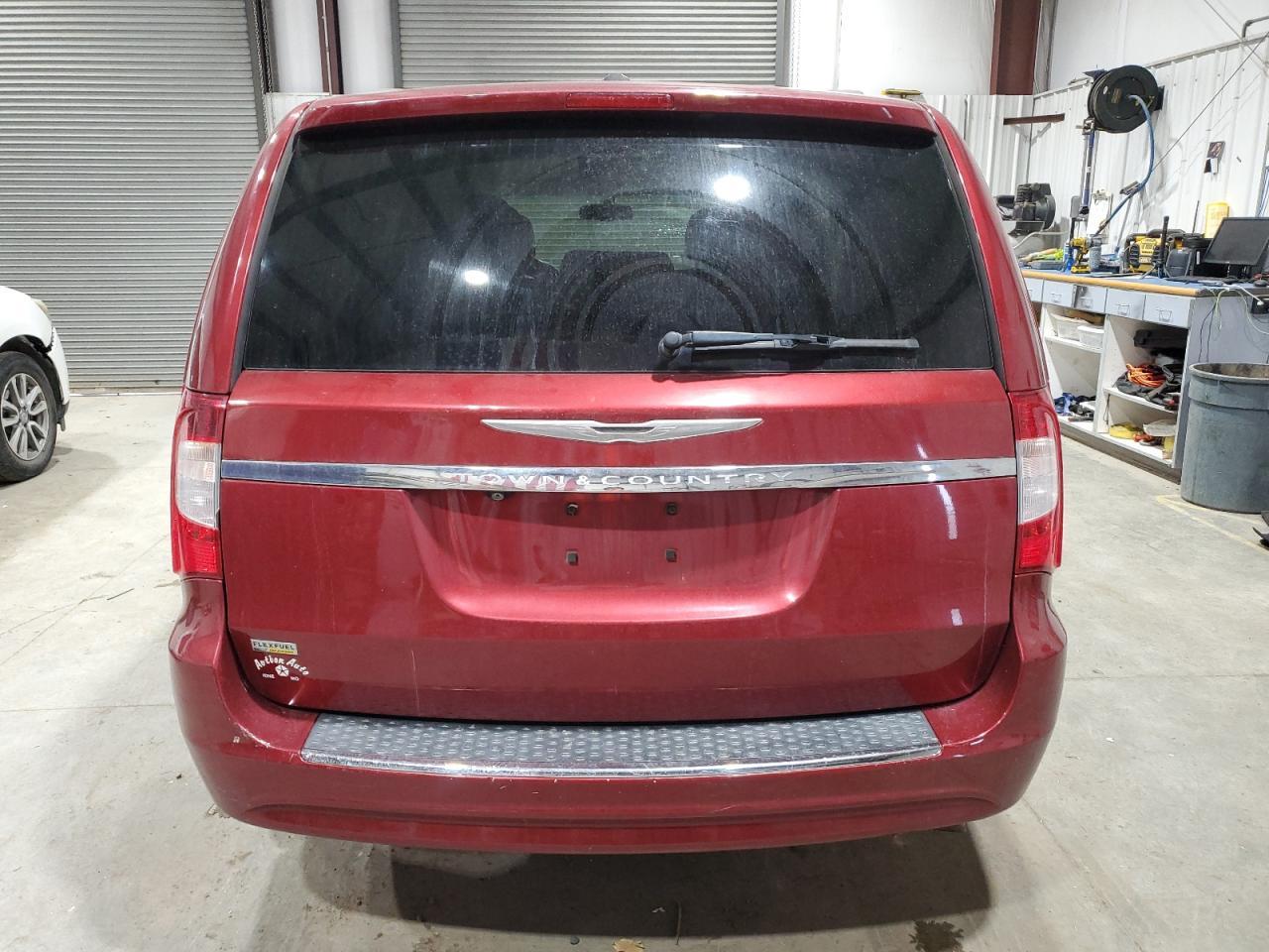 2014 Chrysler Town & Country Touring - Фото 6