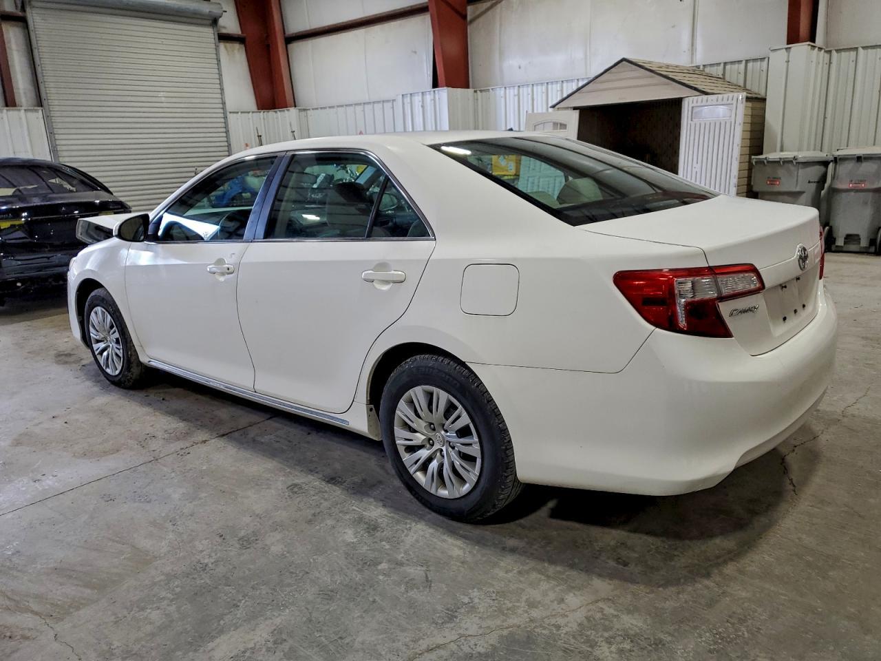 2014 Toyota Camry L - Фото 2