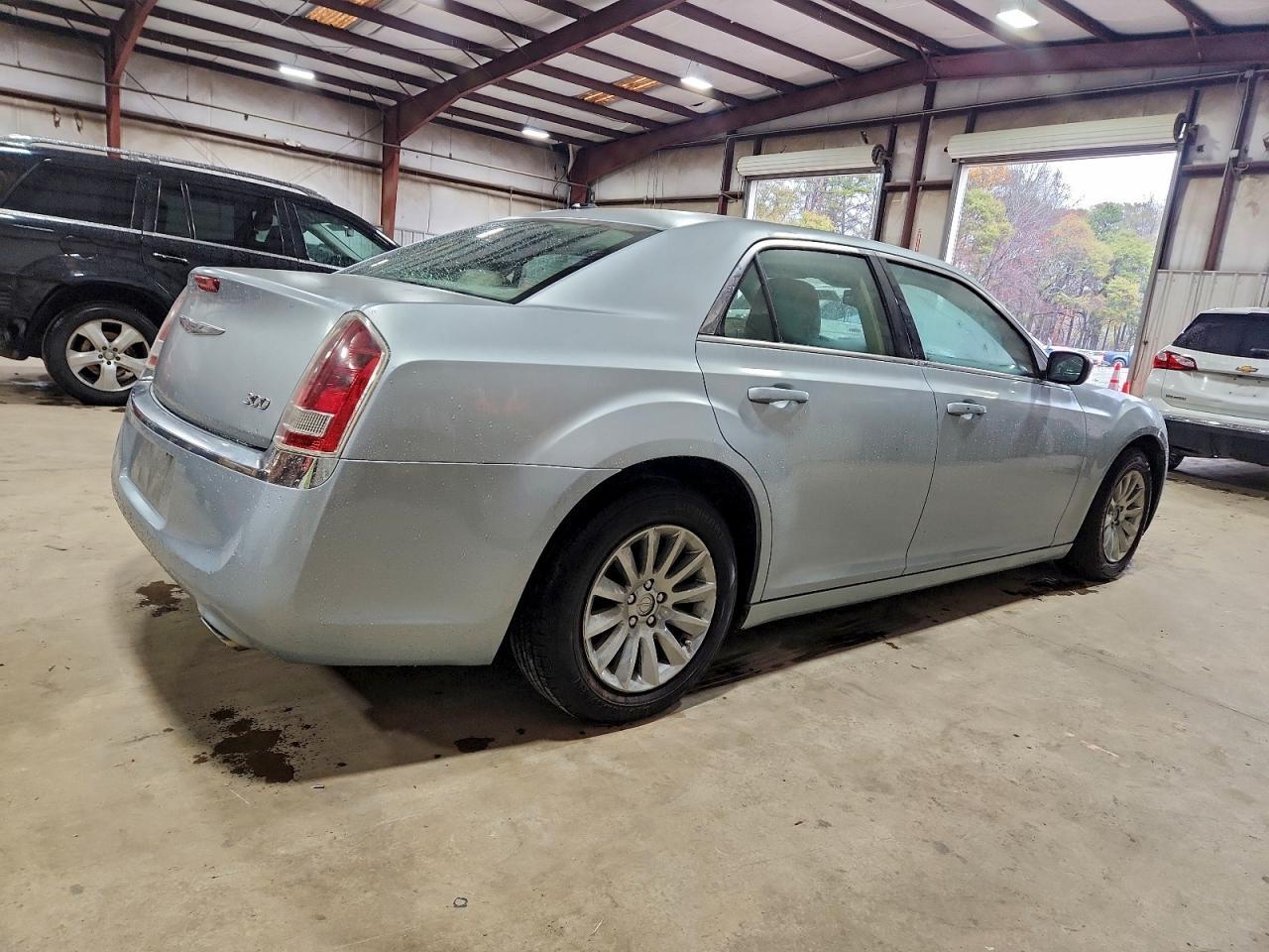 2013 Chrysler 300 - Фото 3