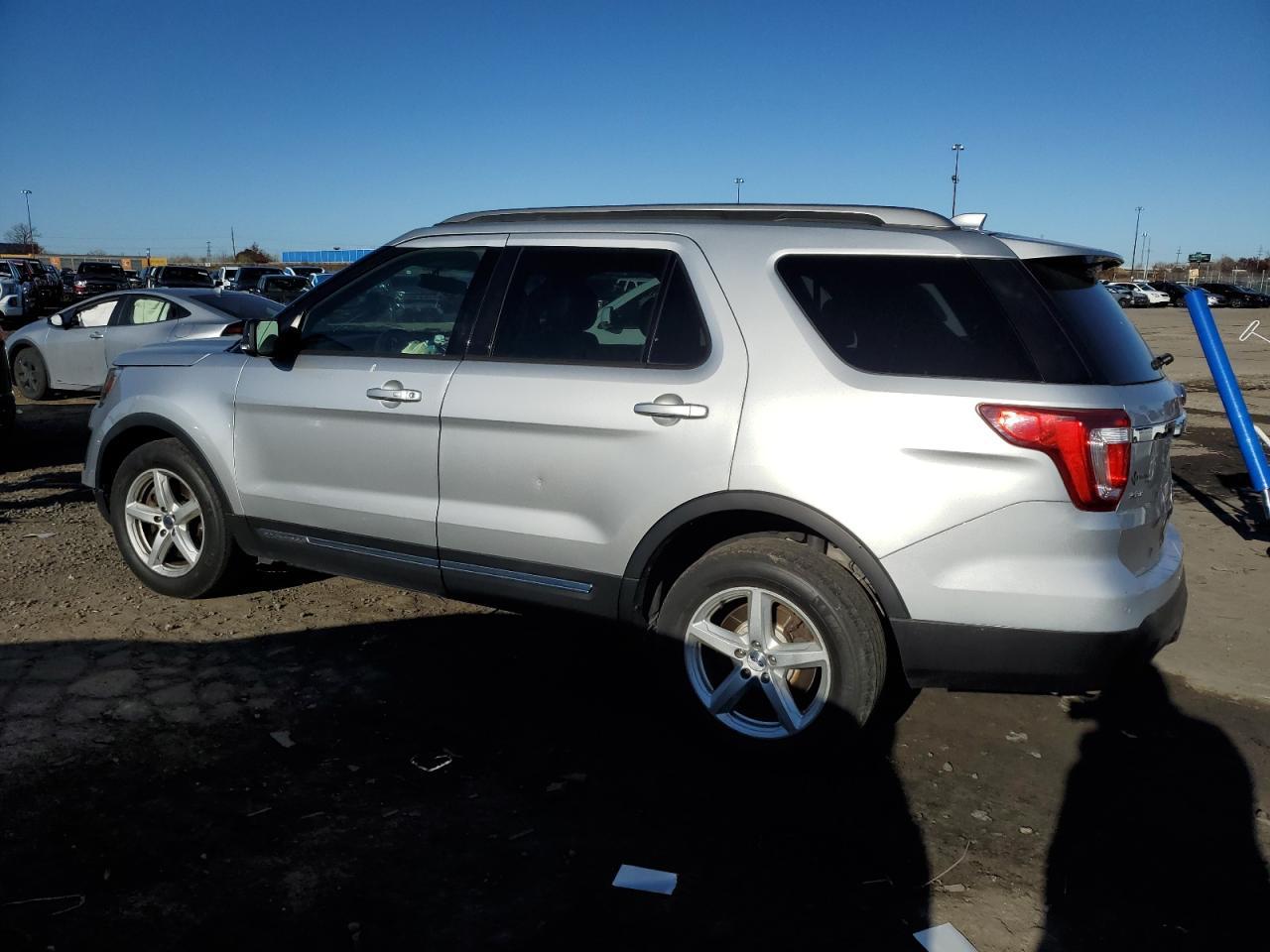 2017 Ford Explorer Xlt - Фото 2