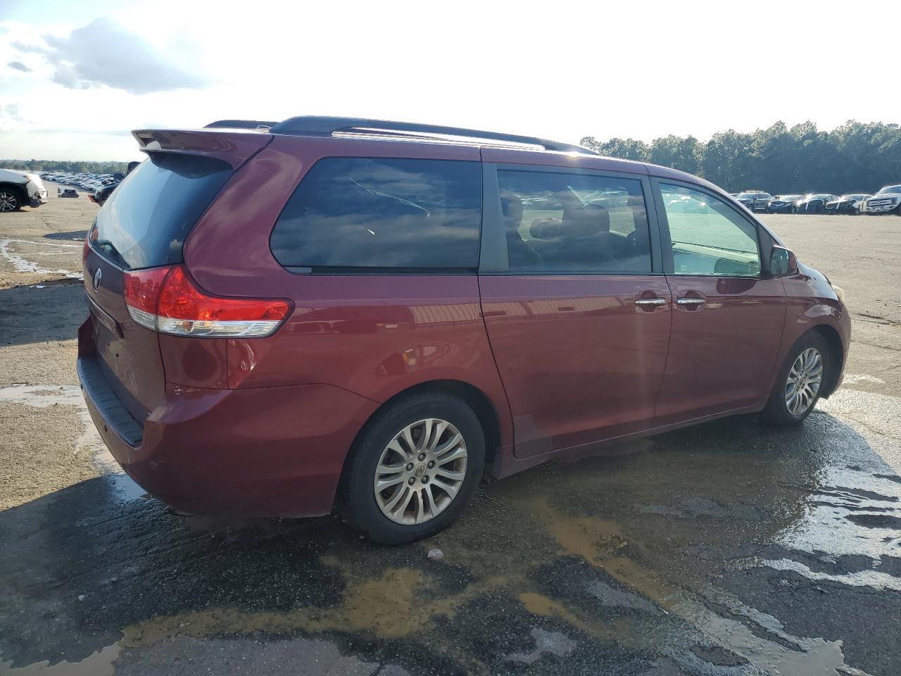 2011 Toyota Sienna Xle 8-Passenger - Image 3