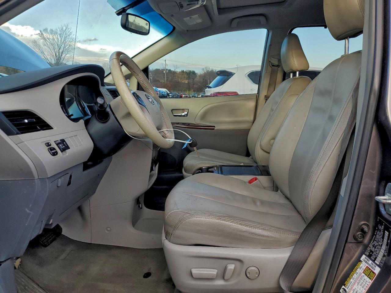 2013 Toyota Sienna - Фото 7