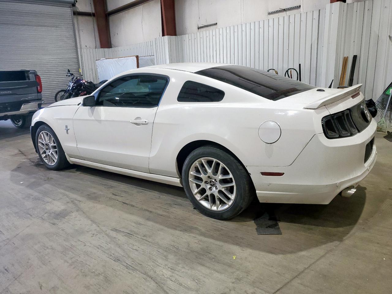 2013 Ford Mustang - Фото 2