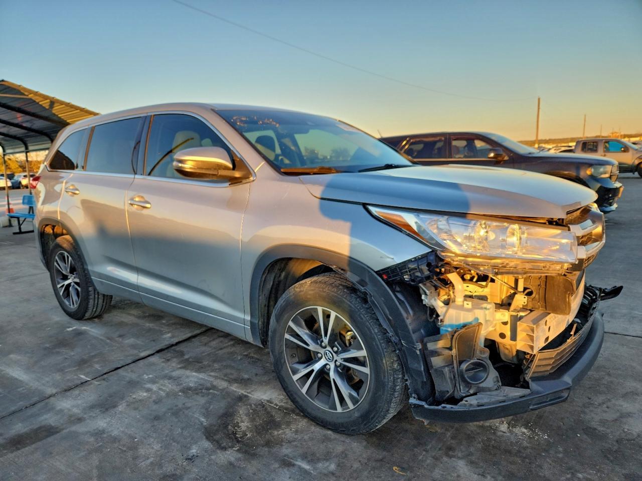 2017 Toyota Highlander Le - Фото 4