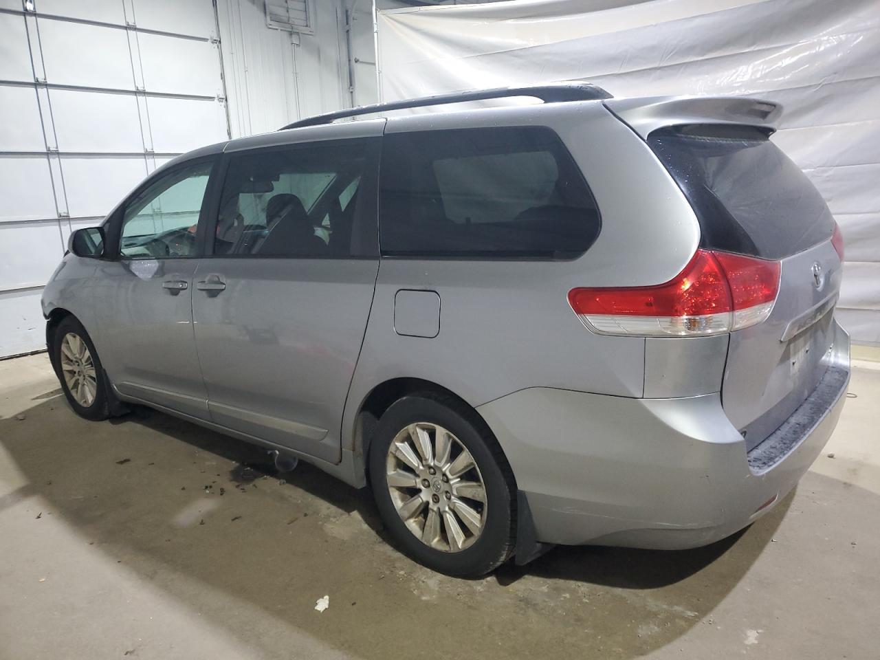 2011 Toyota Sienna Xle - Фото 2