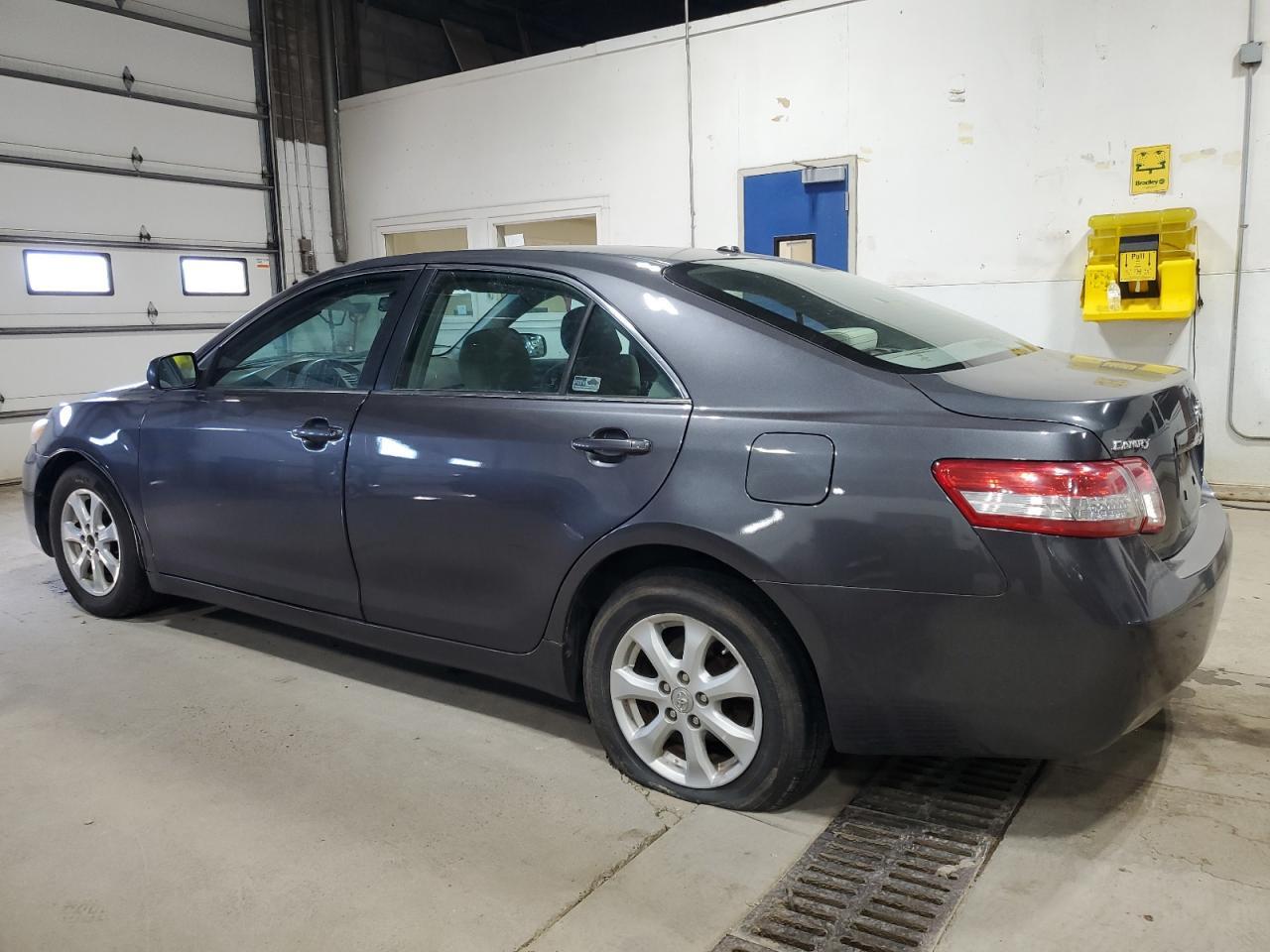 2011 Toyota Camry Base - Фото 2