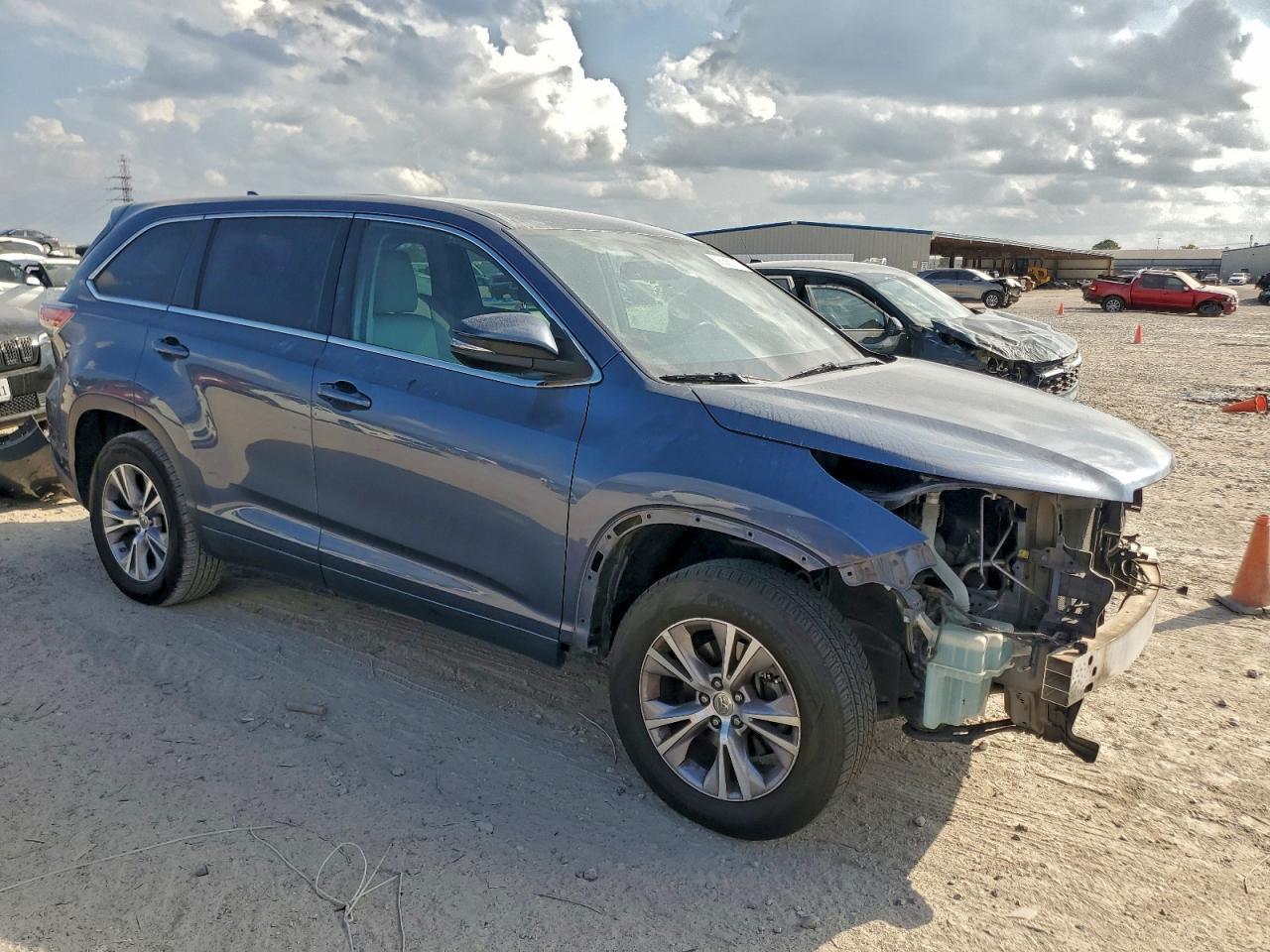 2014 Toyota Highlander Le - Image 4