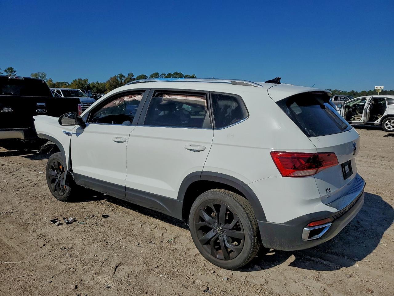 2022 Volkswagen Taos Se - Image 2