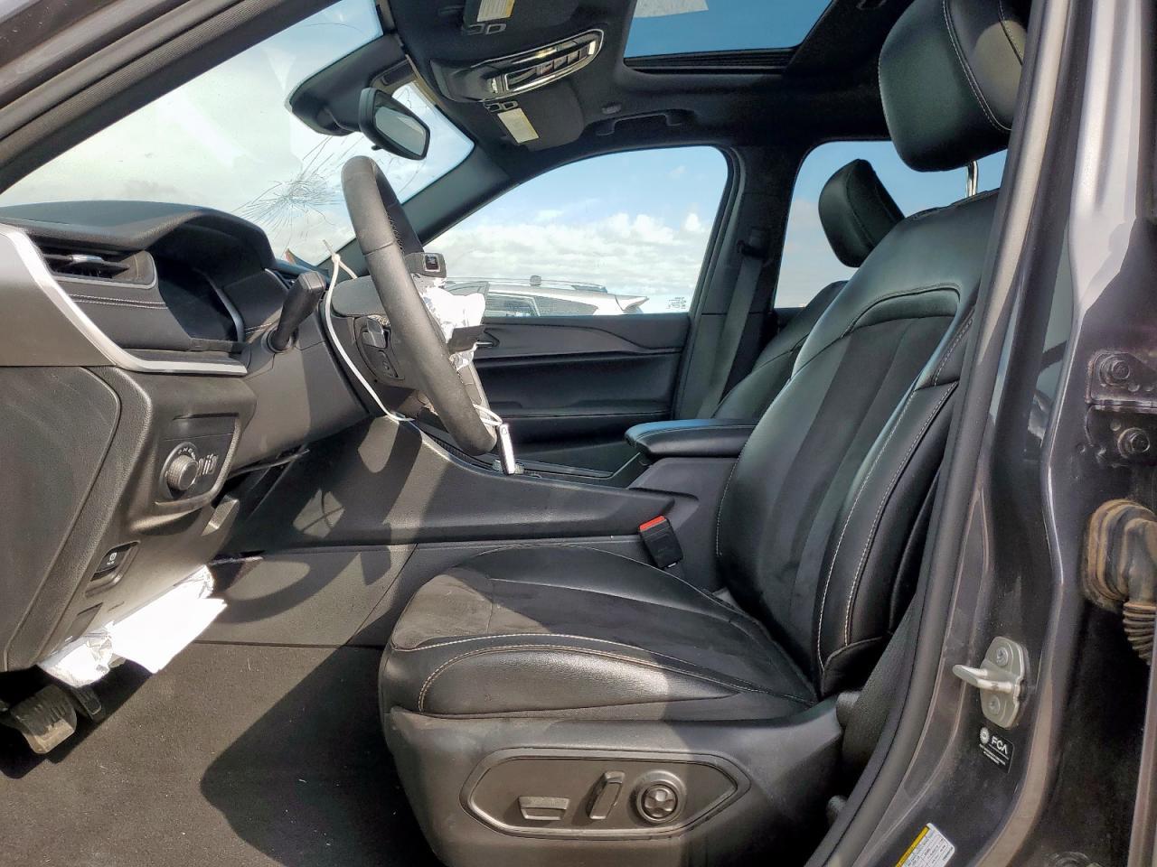 2023 Jeep Grand Cherokee Laredo - Image 7