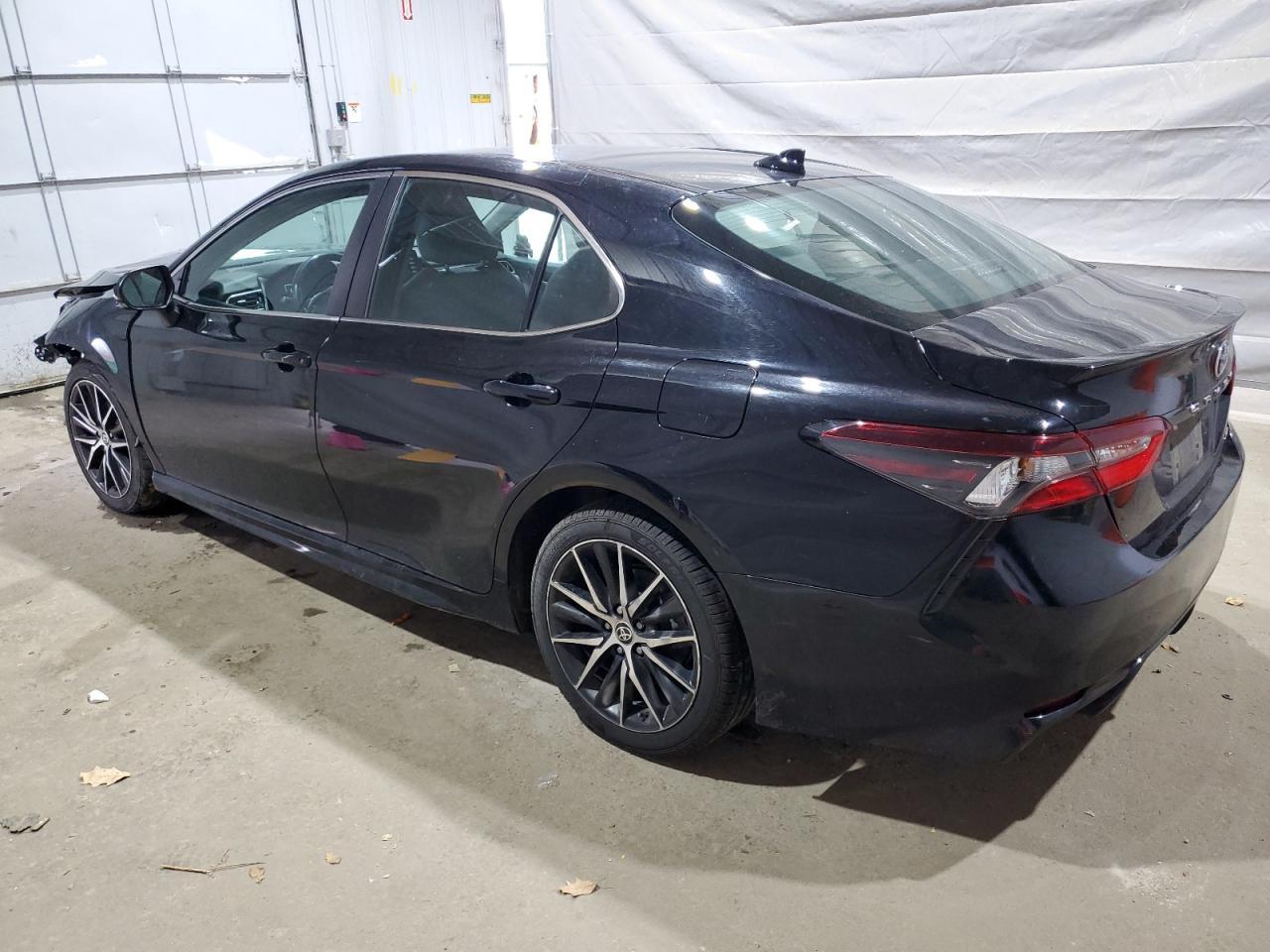 2022 Toyota Camry Se - Фото 2