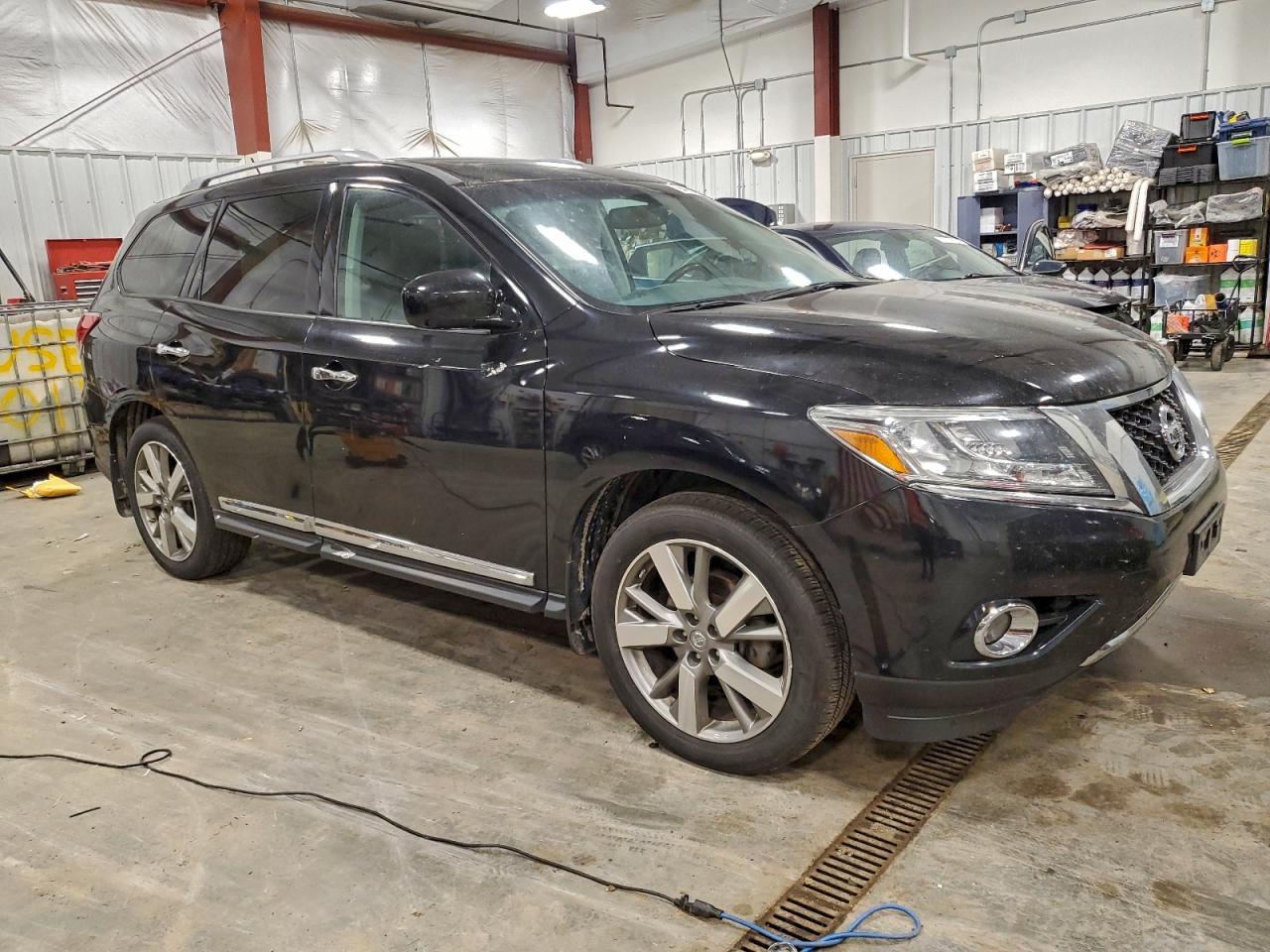 2014 Nissan Pathfinder S - Image 4