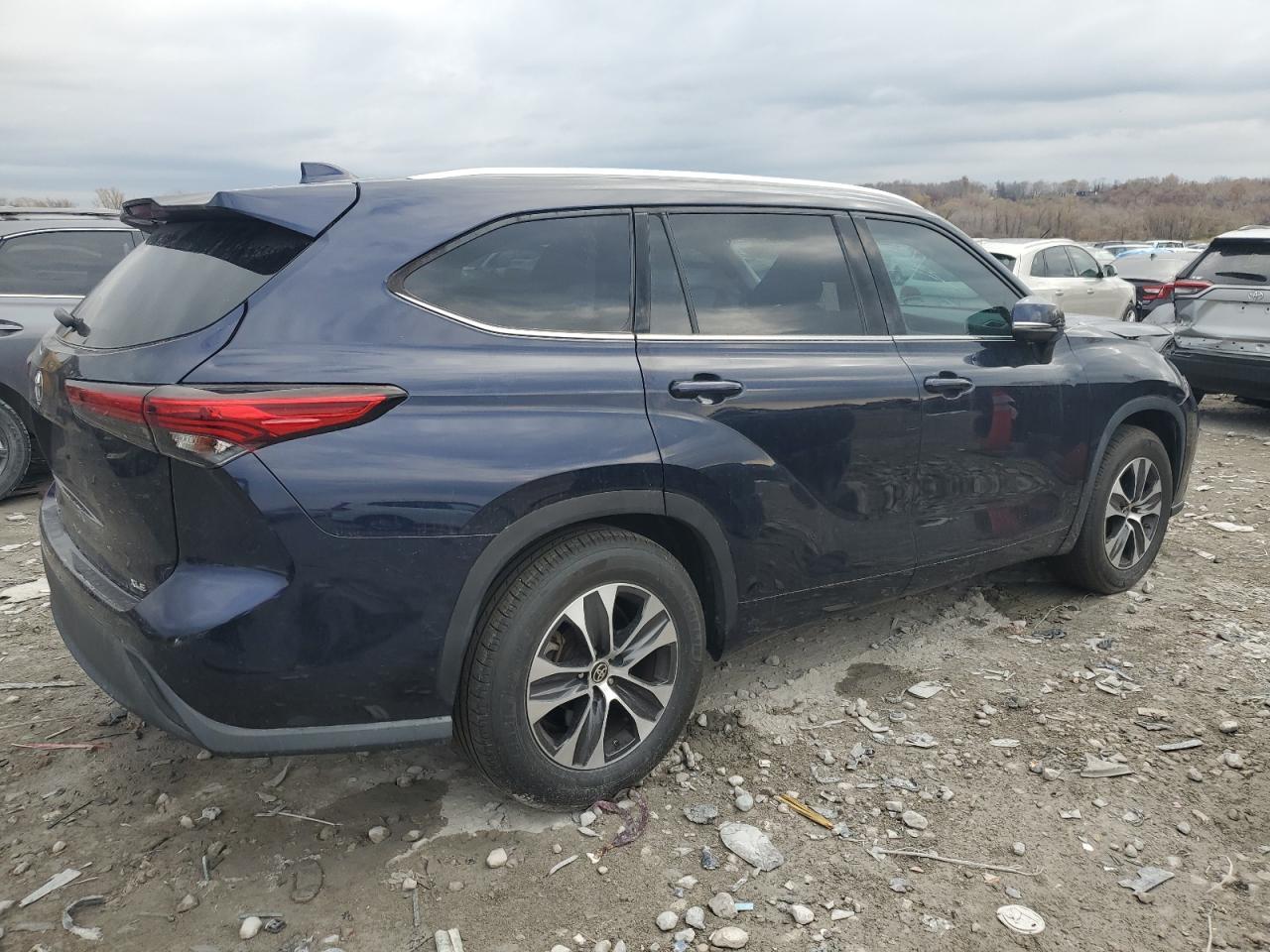 2021 Toyota Highlander Xle - Image 3