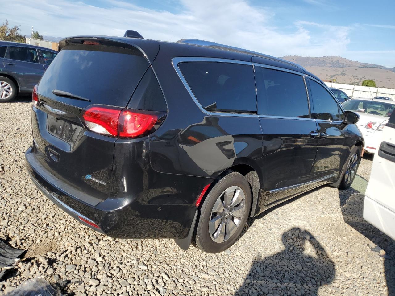 2018 Chrysler Pacifica Hybrid Limited - Image 3