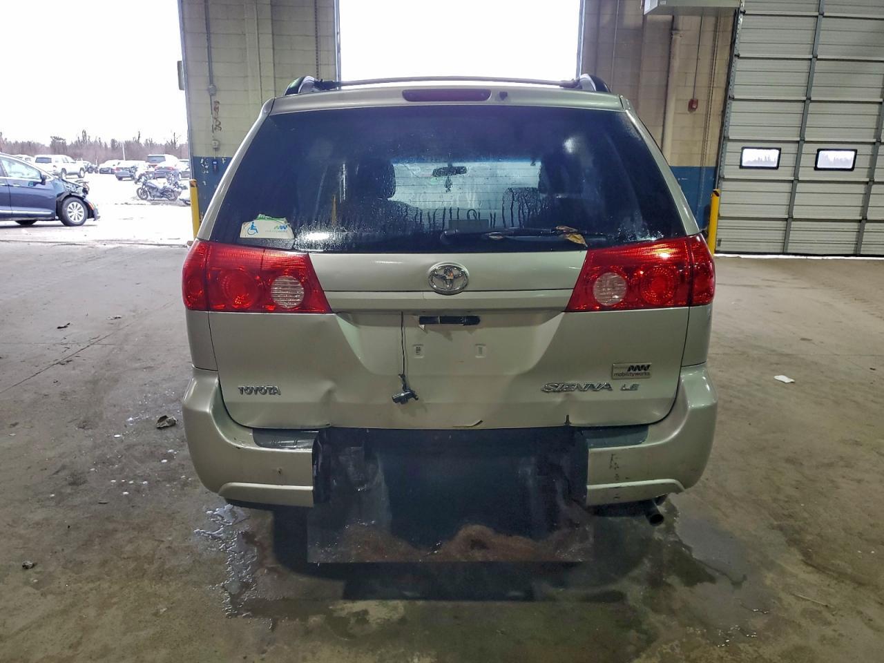 2010 Toyota Sienna Le 8-Passenger - Фото 6