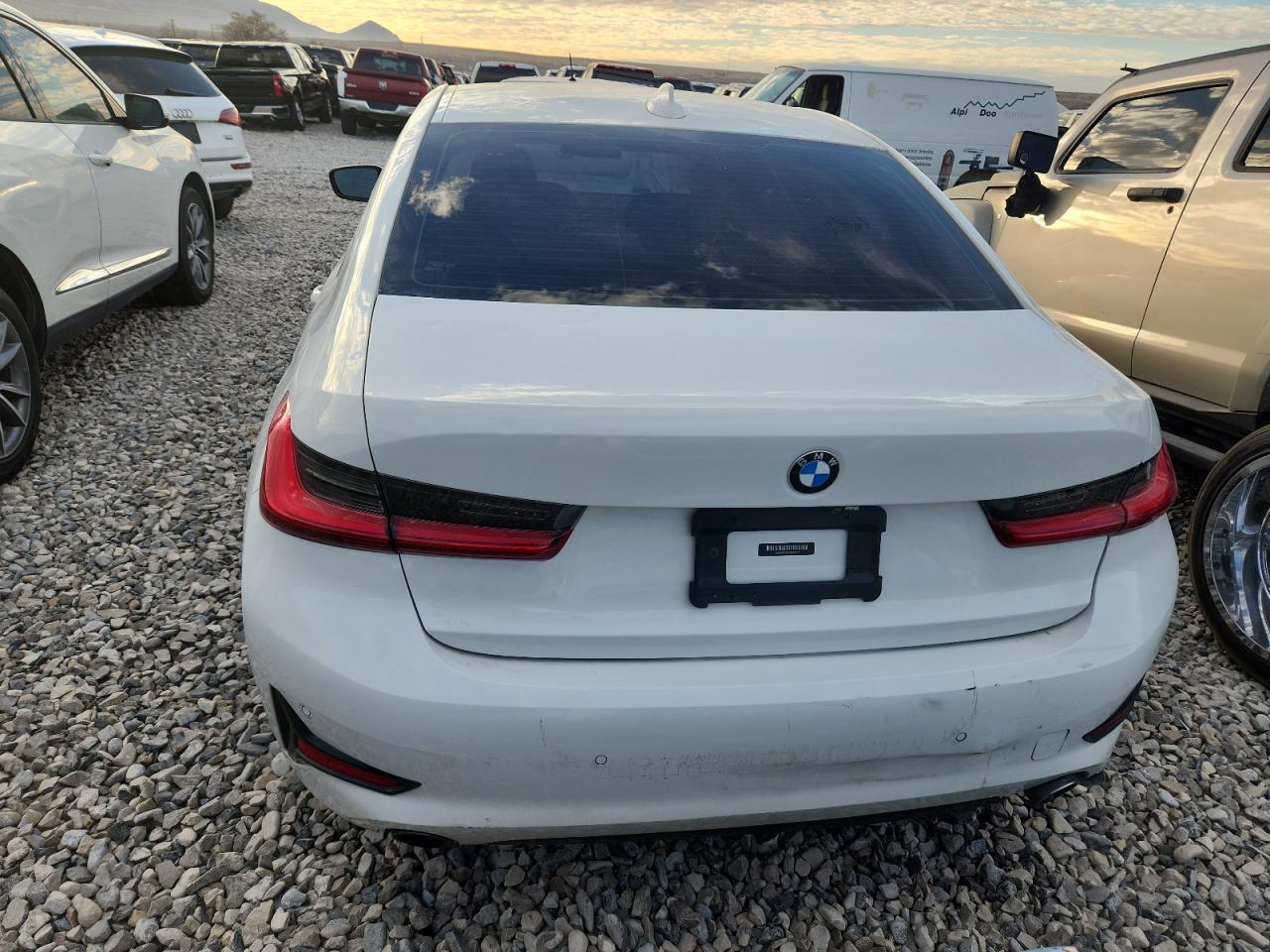 2020 BMW 330Xi - Фото 6