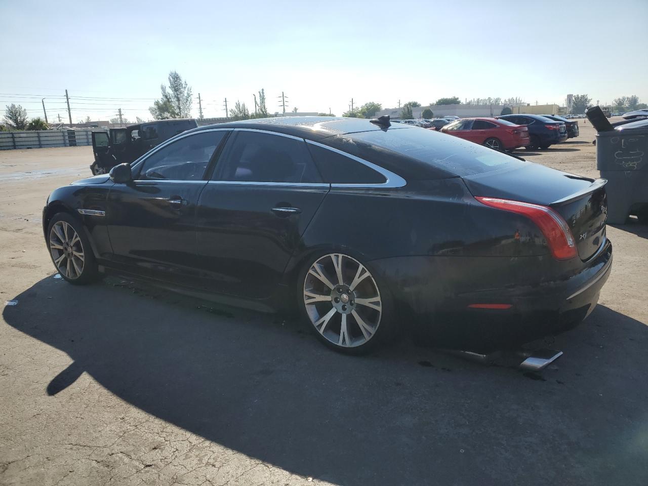 2015 Jaguar Xj - Image 2