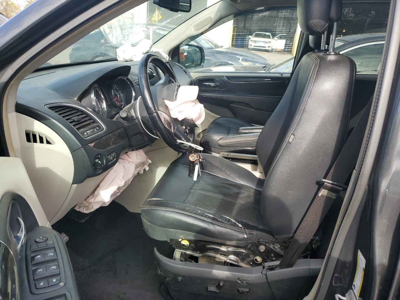 2012 Chrysler Town & Country Touring - Image 7