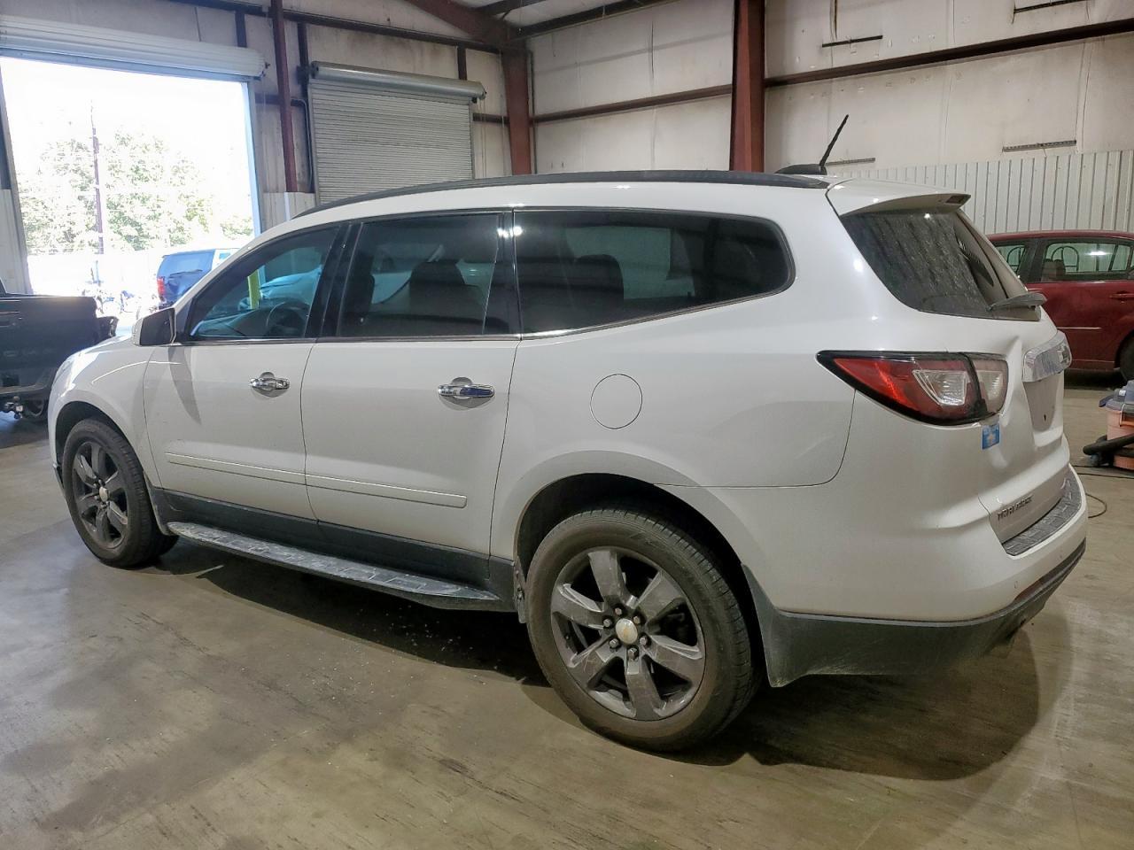 2017 Chevrolet Traverse Lt - Фото 2