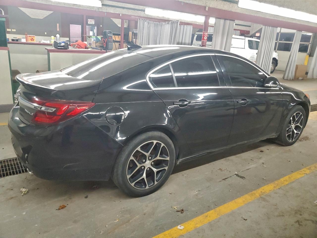 2017 Buick Regal Sport Touring - Image 3