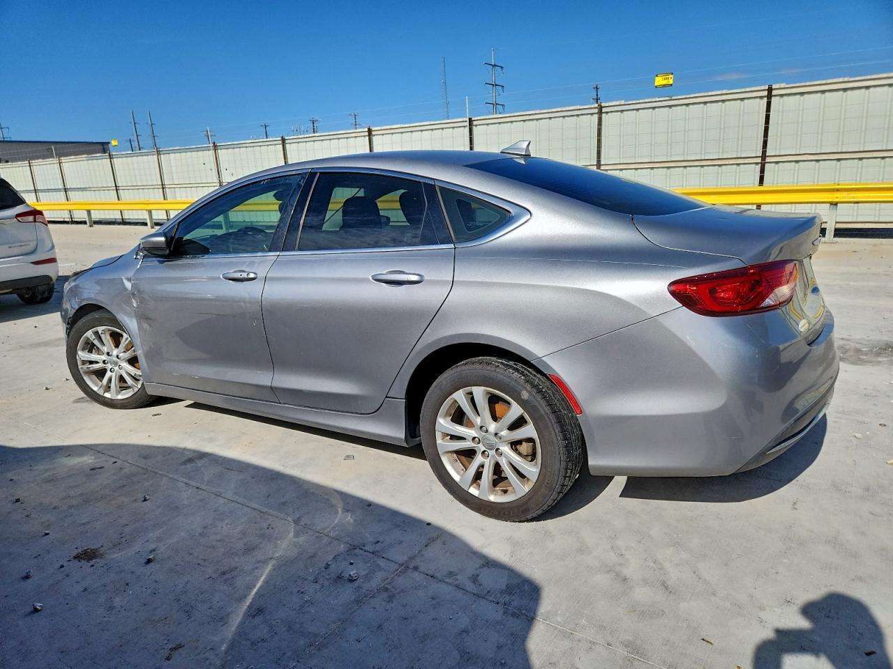 2015 Chrysler 200 Limited - Фото 2