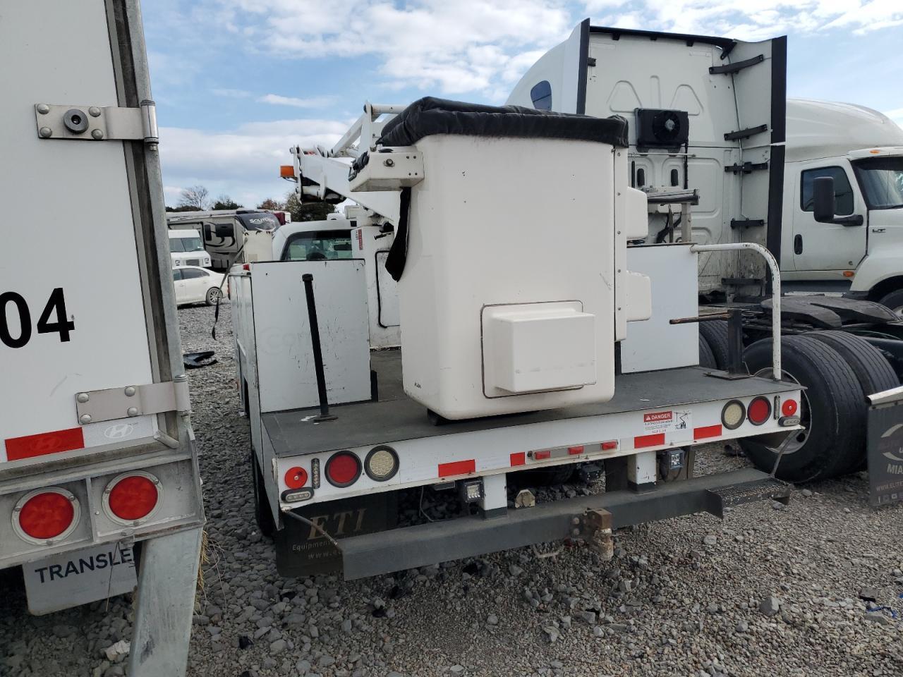 2008 Ford F450 Super Duty Bucket Truck - Image 2