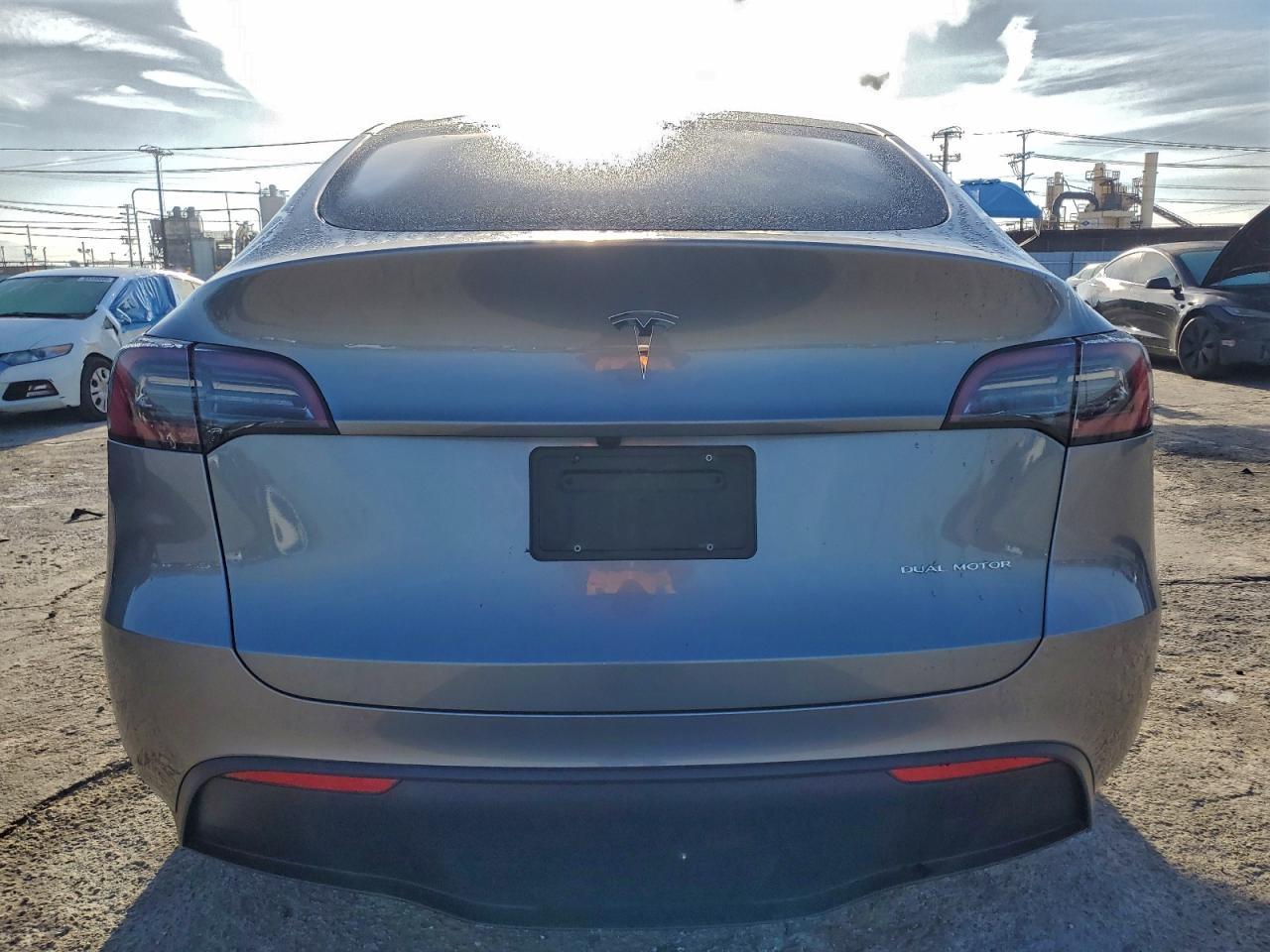 2025 Tesla Model Y - Фото 6