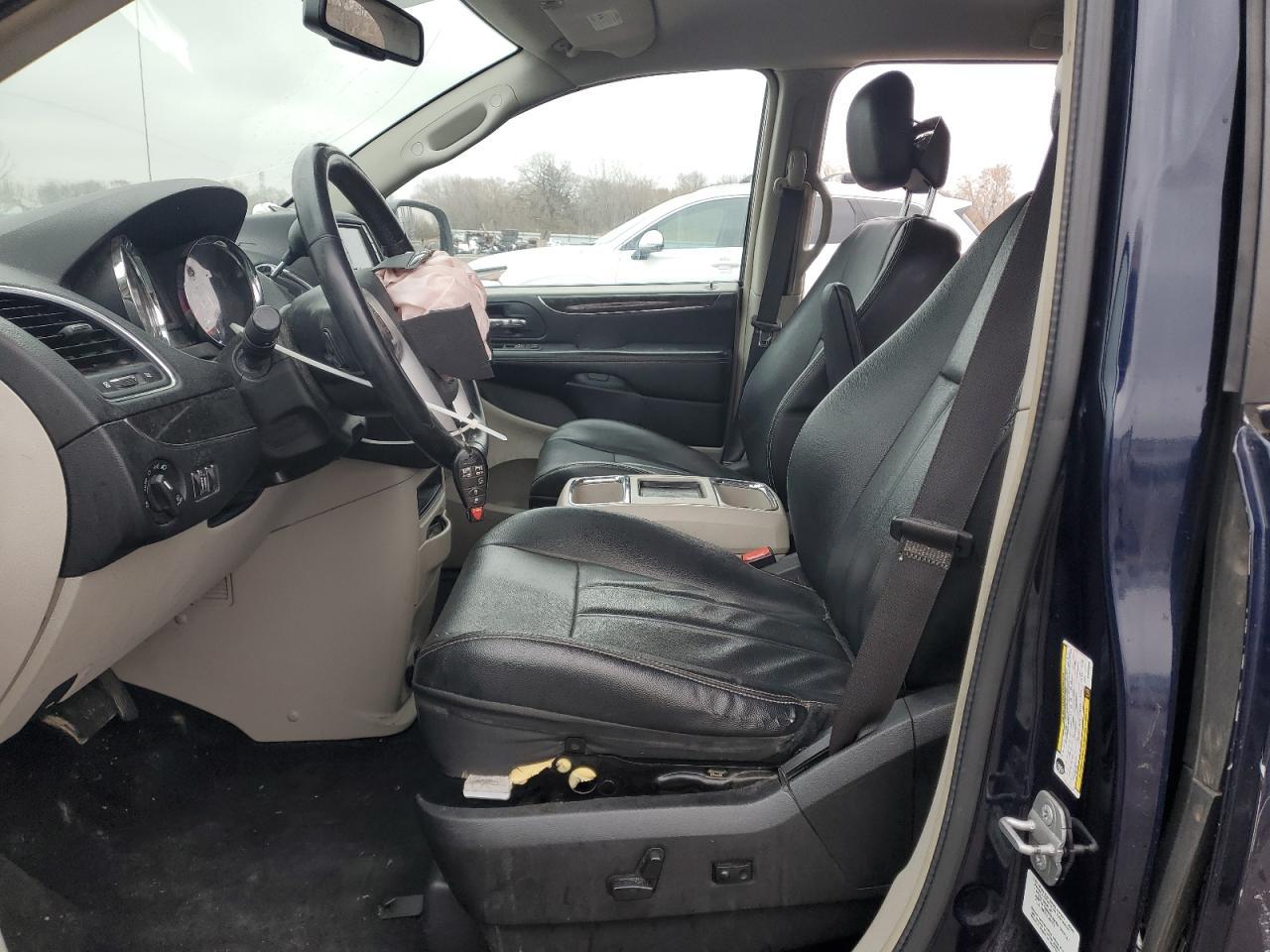 2014 Chrysler Town & Country Touring - Image 7