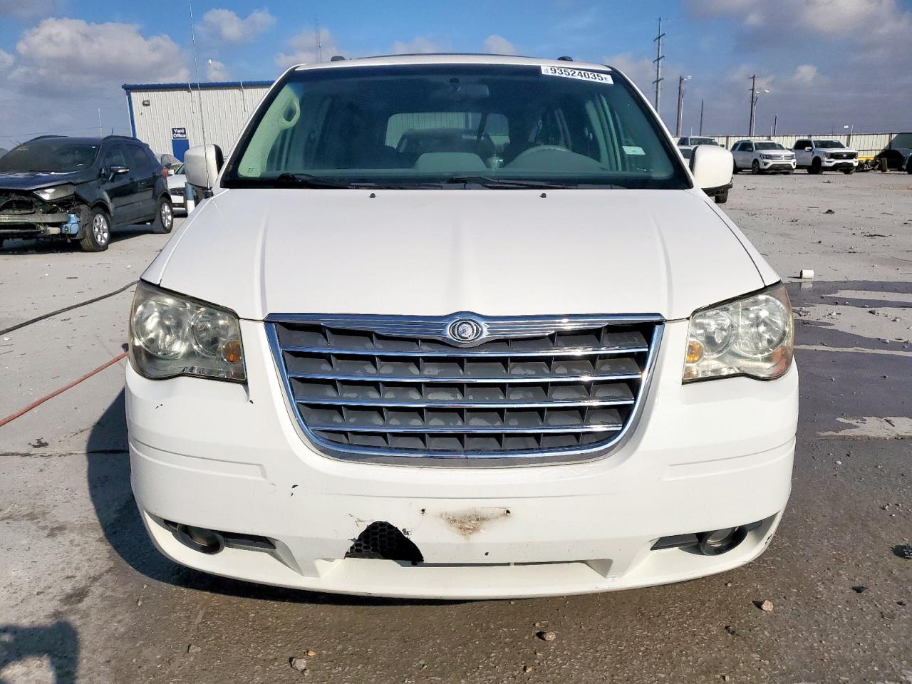 2010 Chrysler Town & Country Touring - Image 5