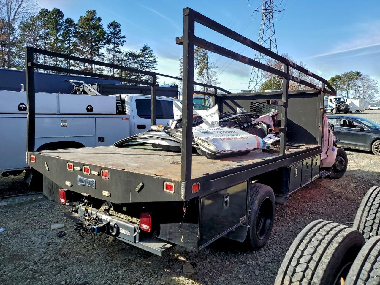 2023 Chevrolet Silverado Medium Duty - Фото 3