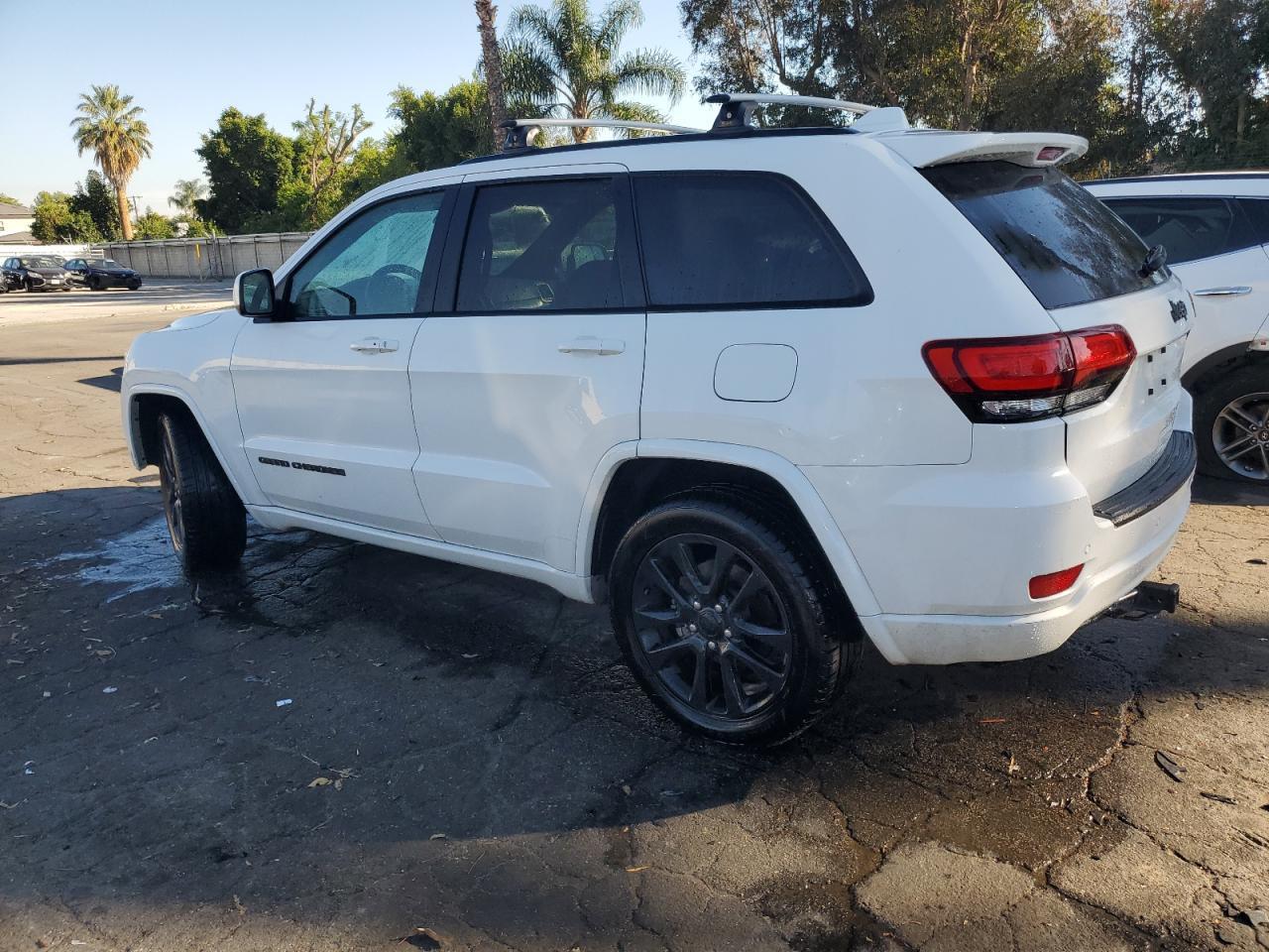 2018 Jeep Grand Cherokee Laredo - Image 2