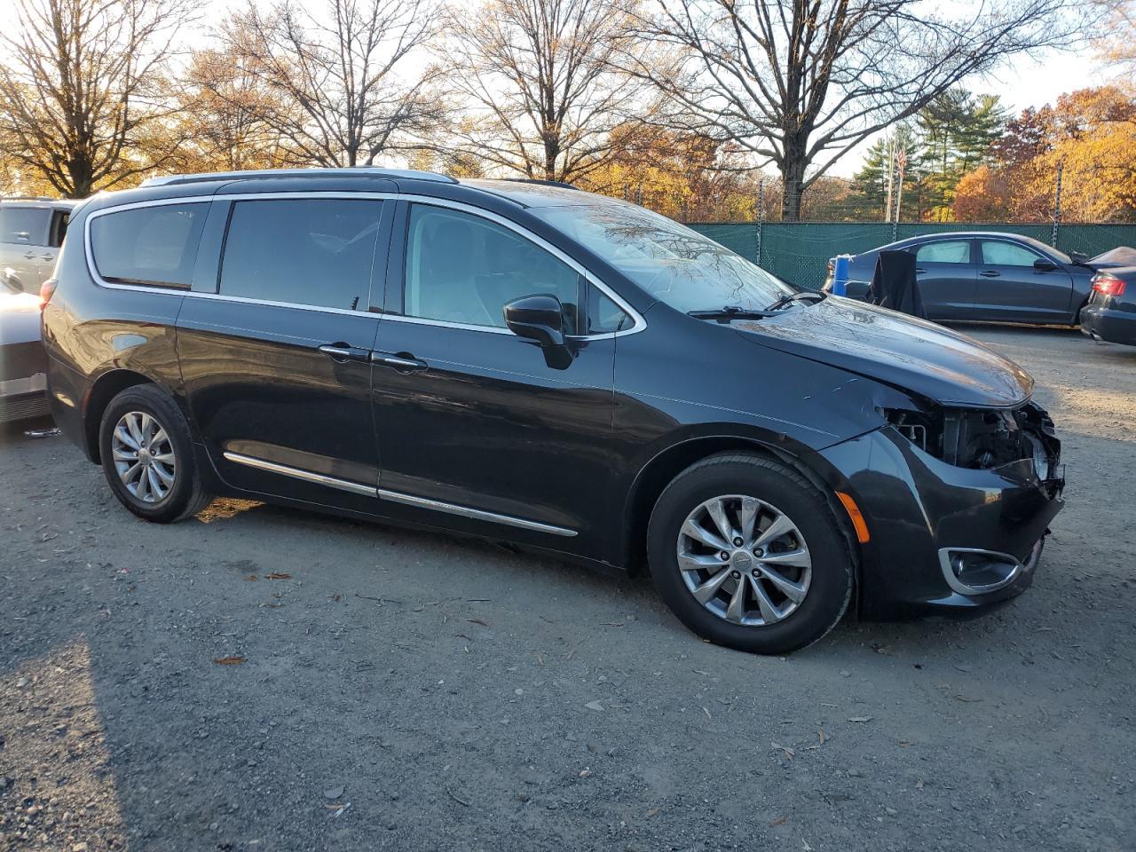 2018 Chrysler Pacifica Touring L - Фото 4
