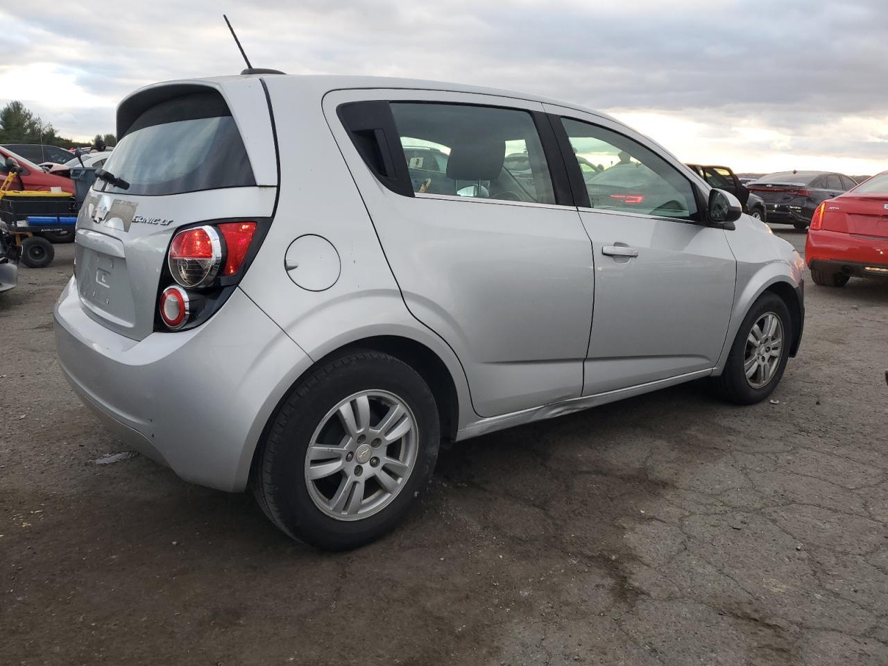 2016 Chevrolet Sonic Lt - Image 3