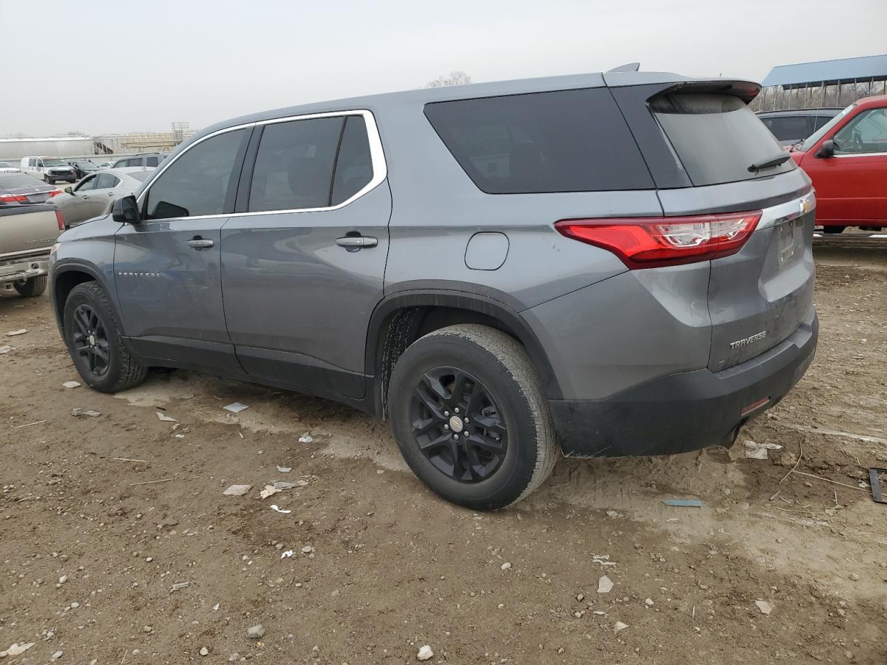 2021 Chevrolet Traverse Ls - Фото 2