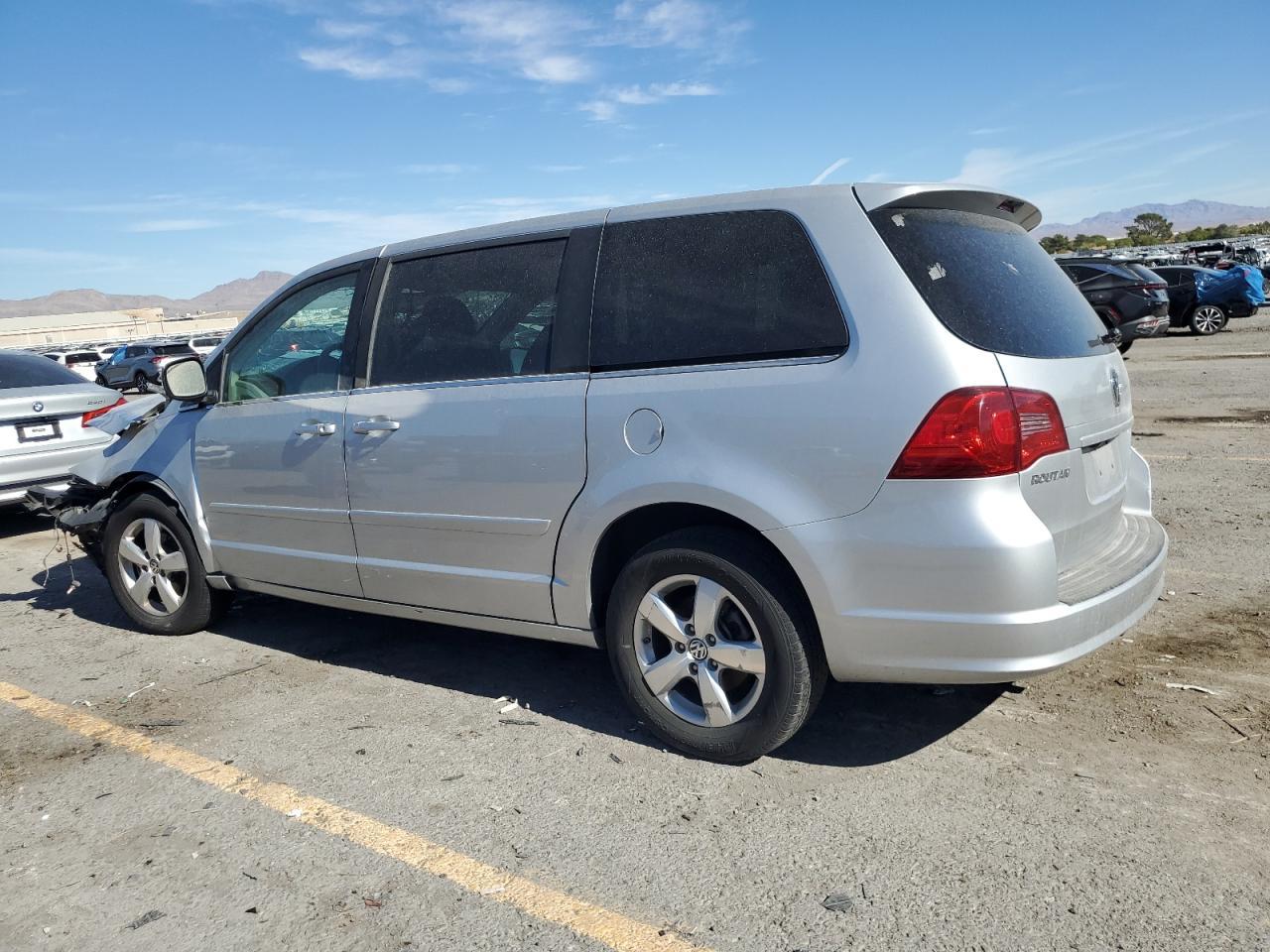 2009 Volkswagen Routan - Фото 2