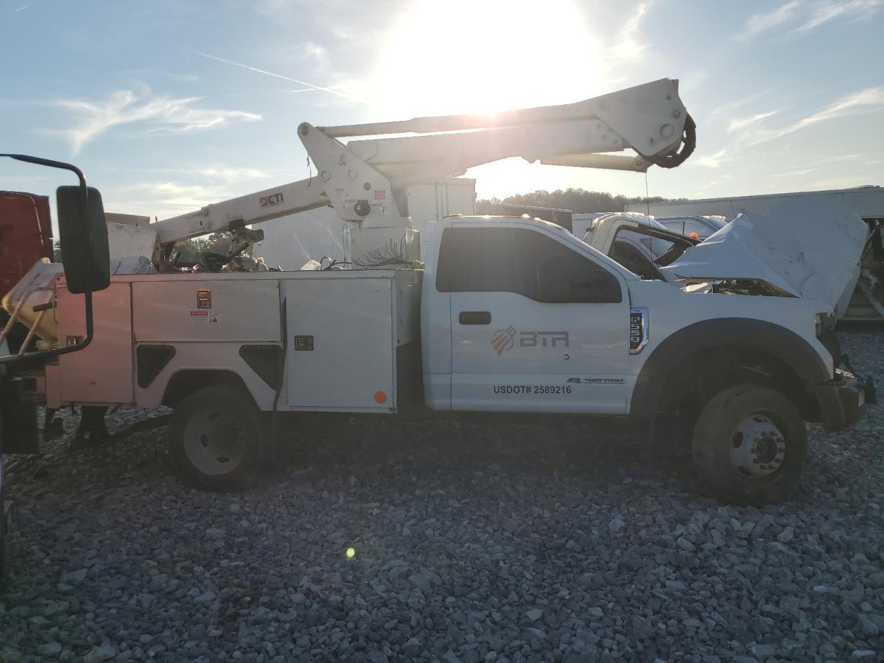 2020 Ford F550 Super Duty Bucket Truck - Image 4