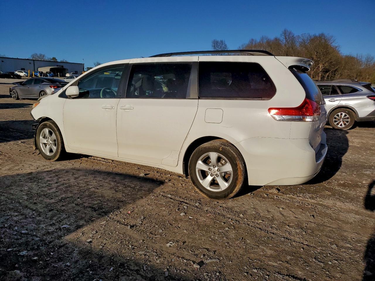 2011 Toyota Sienna Le - Фото 2