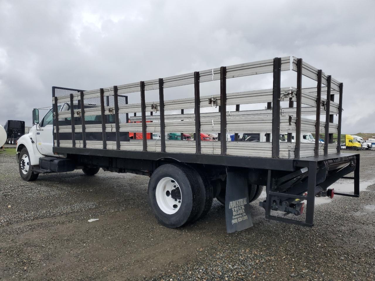 2010 Ford F650 Super Duty Flatbed Truck - Фото 2