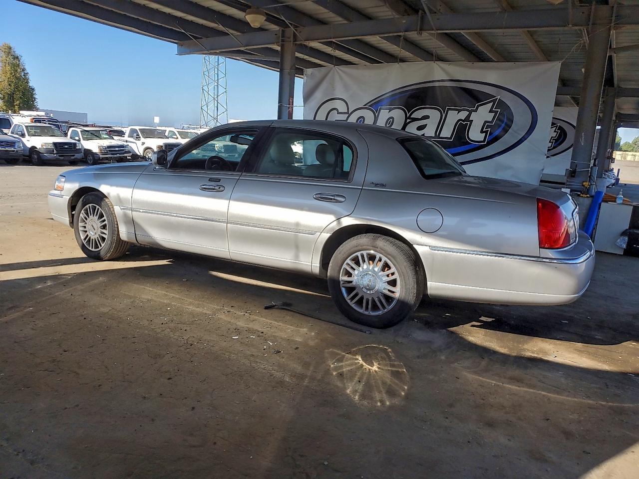 2007 Lincoln Town Car Signature Limited - Фото 2