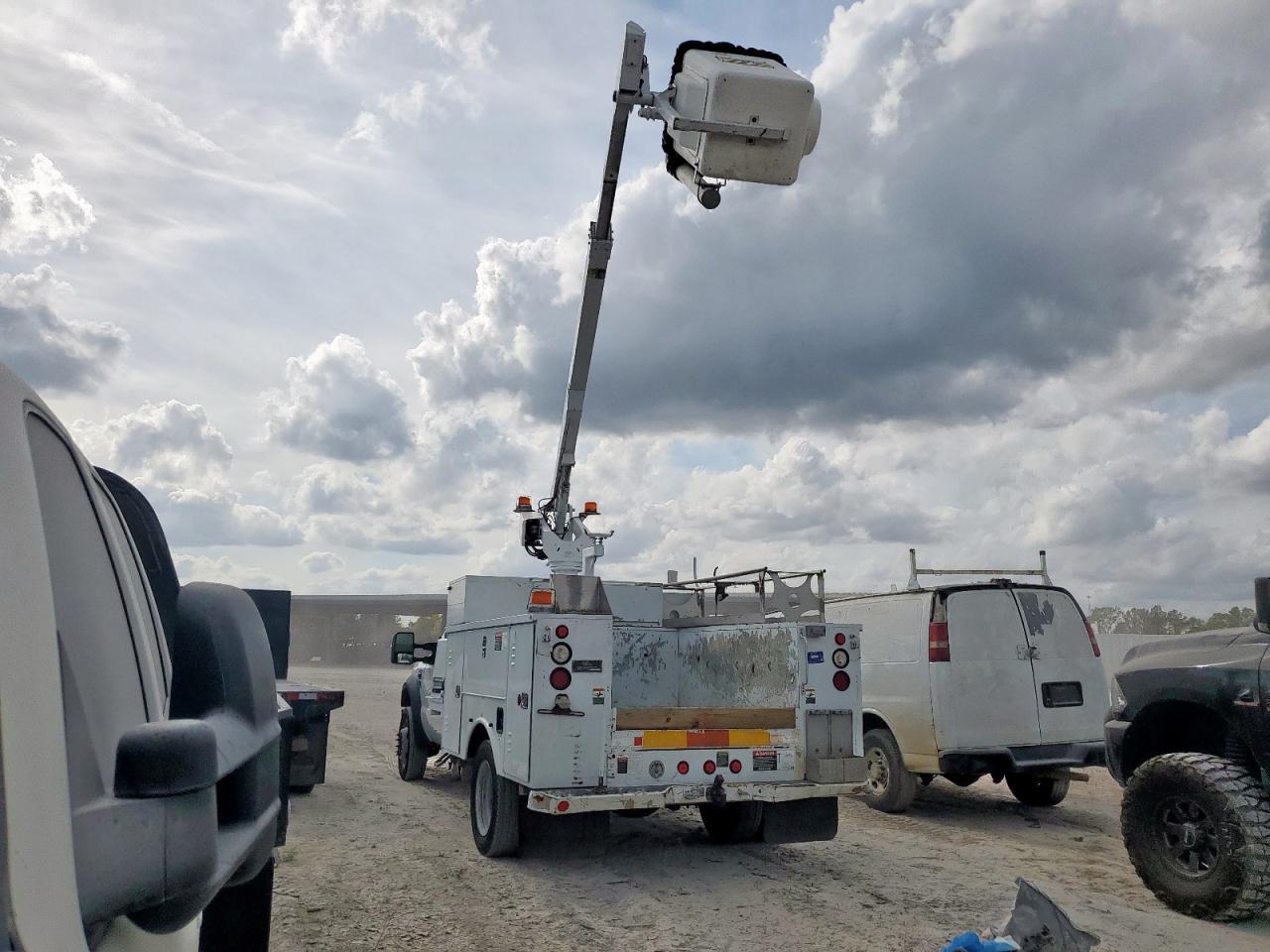 2008 Ford F450 Bucket Truck - Image 2