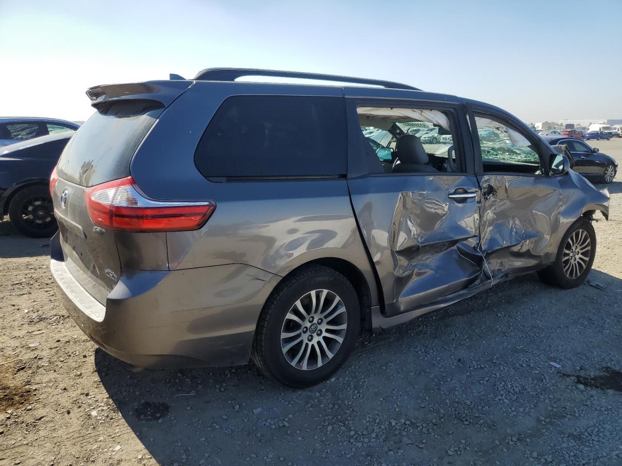 2018 Toyota Sienna Xle - Фото 3