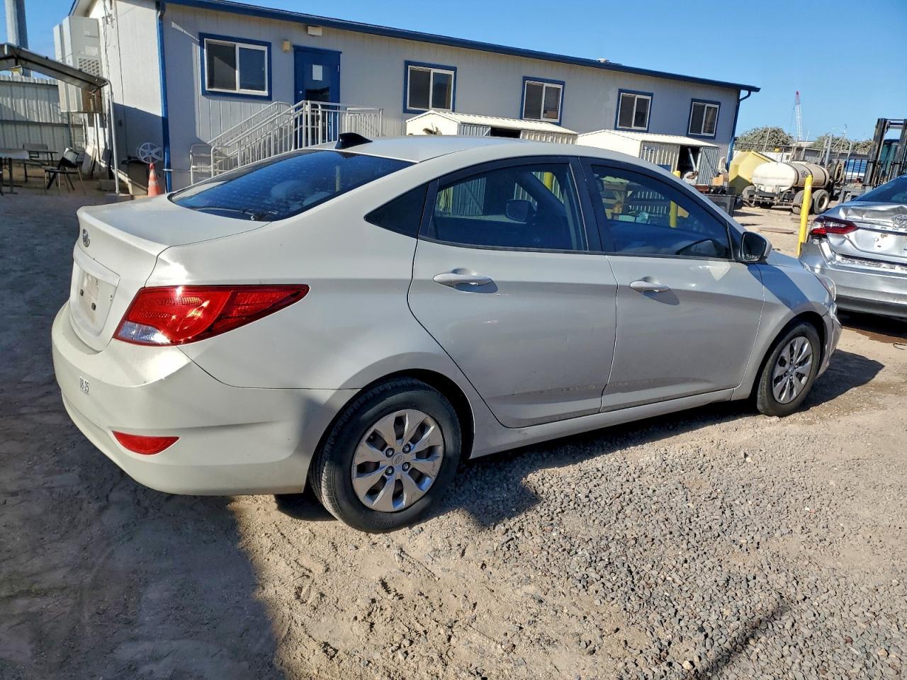 2016 Hyundai Accent Se - Фото 3