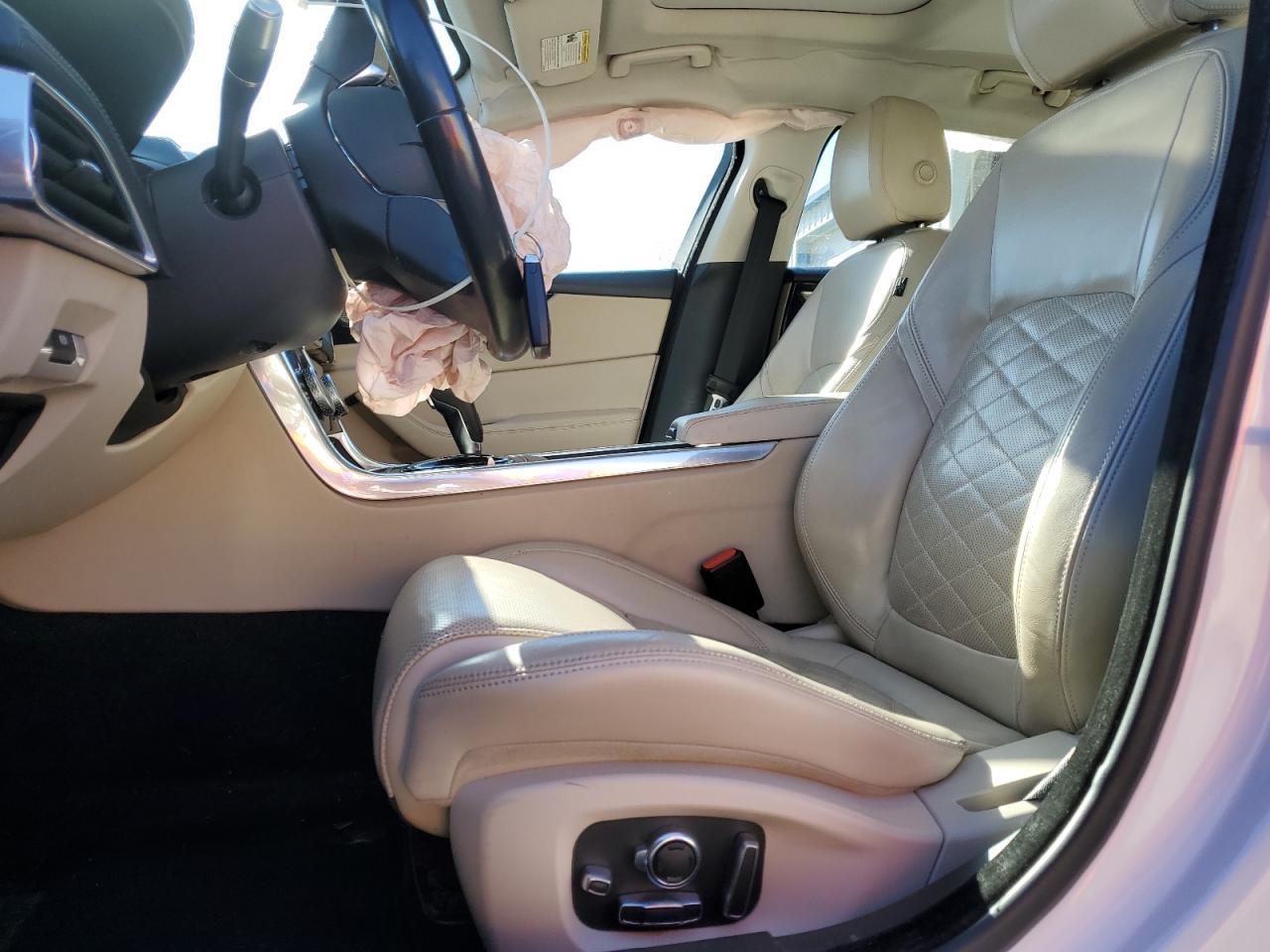 2020 Jaguar Xe S - Image 7