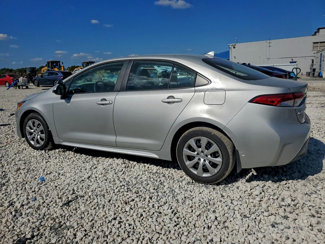 2025 Toyota Corolla Le - Фото 2