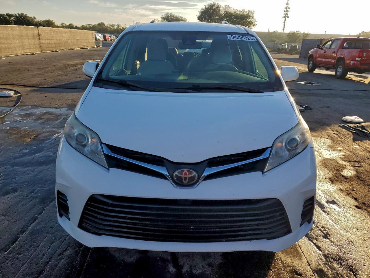 2022 Toyota Sienna Le - Фото 5