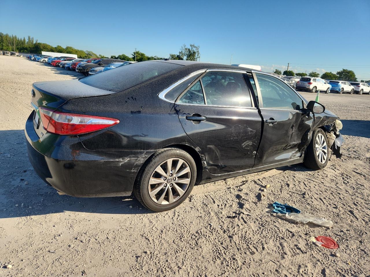 2015 Toyota Camry Le - Фото 3