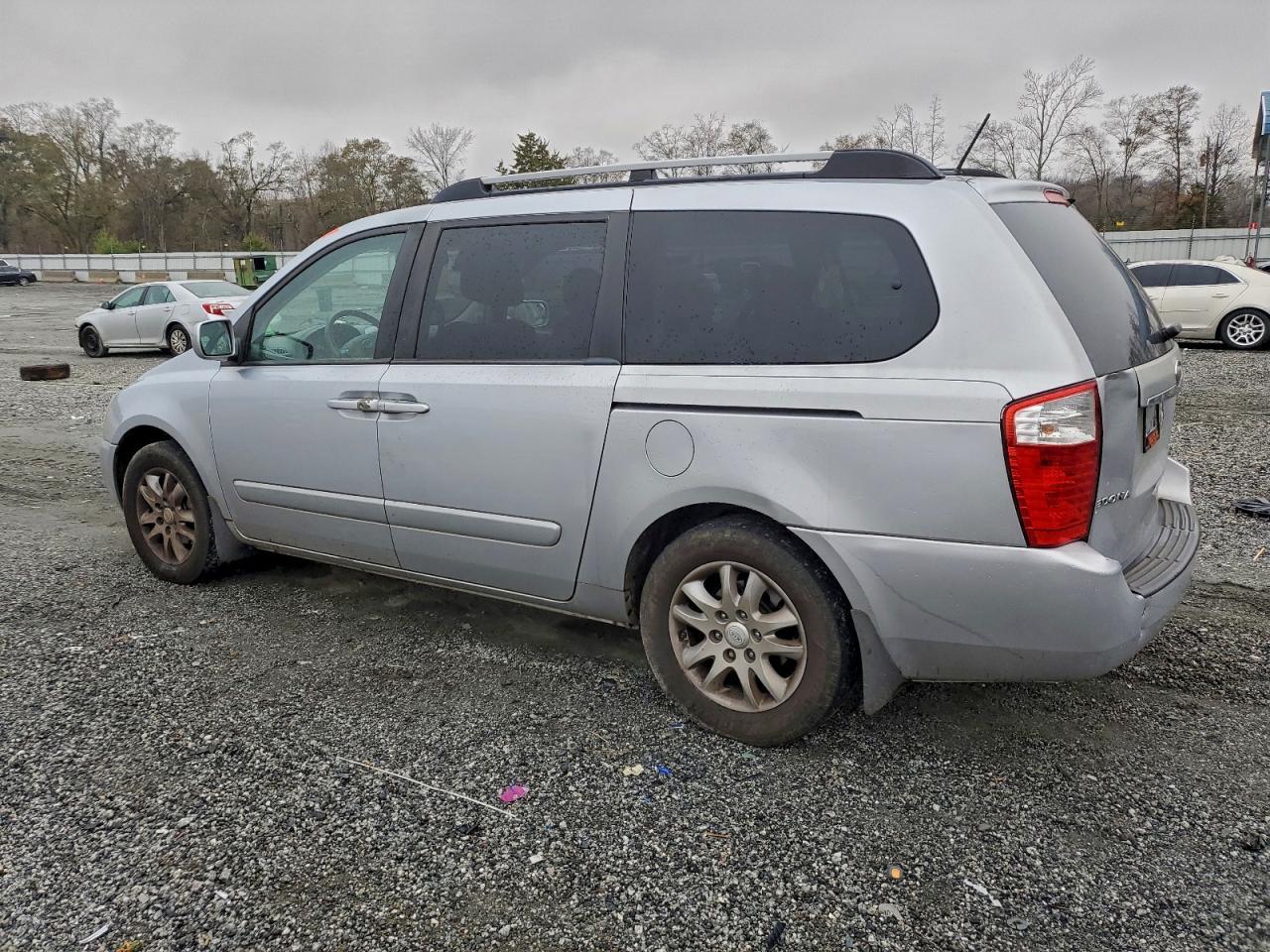 2009 Kia Sedona - Image 2